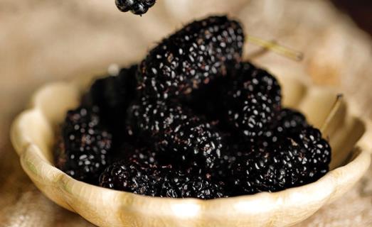 喝了桑葚泡的水大便怎么是黑色的了 桑葚干泡出來的水是黑色的正常嗎