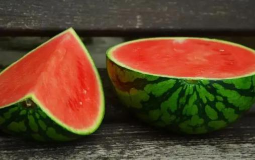 西瓜放在冰箱里3天了還可以吃嗎 整個西瓜放多久不能吃了 西瓜放在冰箱里3天了還可以吃嗎 整個西瓜放多久不能吃了