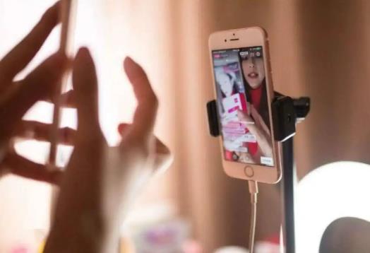 主播套路大哥刷禮物算犯法嗎?女主播男運(yùn)營算詐騙嗎