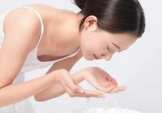 先敷生理鹽水還是先洗臉?生理鹽水敷臉是直接敷還是兌水稀釋