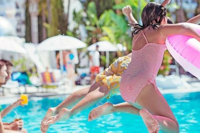 在今夏烈陽中強(qiáng)化你的健康:補(bǔ)水、防曬、REPEAT! 在今夏烈陽中強(qiáng)化你的健康:補(bǔ)水、防曬、REPEAT!