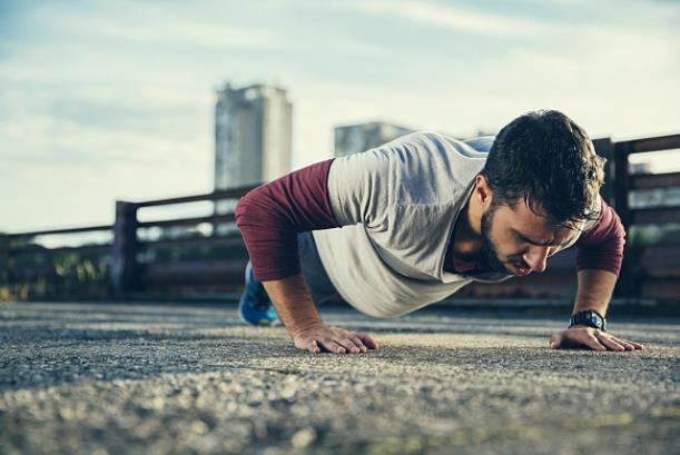 俯臥撐可以練肩膀嗎 刺激三角肌鍛煉胸肌肱三頭肌