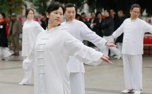 練八段錦瘦了正常嗎 女人練八段錦有壞處嗎