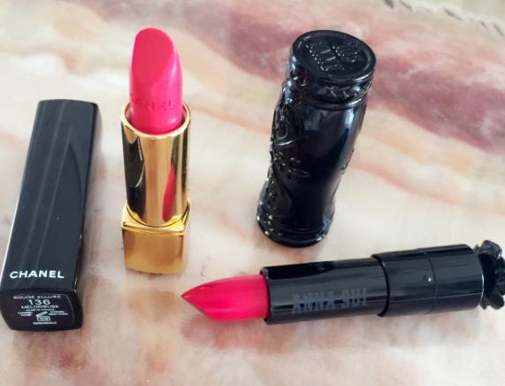 香奈兒136號口紅好看嗎 不挑膚色的中性色彩絲絨珊瑚紅