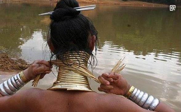 世界上脖子最長的人,帕督安部落女性最長達40cm,以脖子長為美