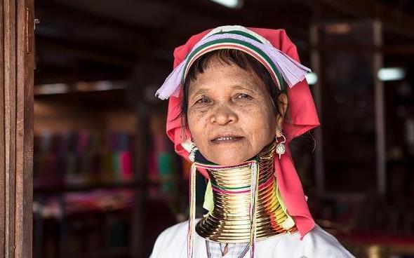 世界上脖子最長的人,帕督安部落女性最長達40cm,以脖子長為美