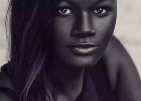 世界上最黑的女人Khoudia Diop,黑到夜晚能隱身!