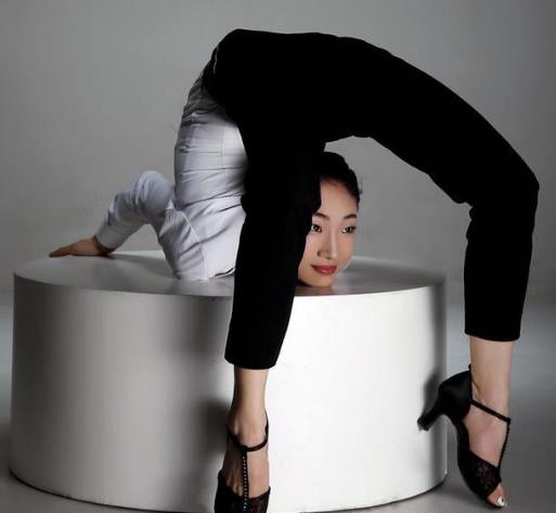 中國(guó)第一柔術(shù)女王劉藤 完爆各路“一字馬”女神 解鎖姿勢(shì)最多的女人