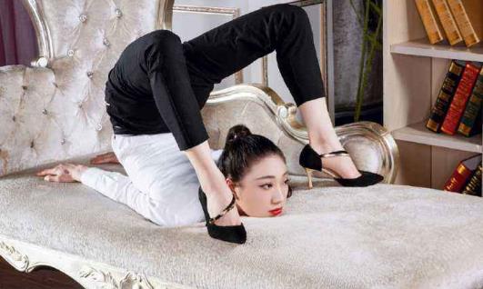 中國(guó)第一柔術(shù)女王劉藤 完爆各路“一字馬”女神 解鎖姿勢(shì)最多的女人