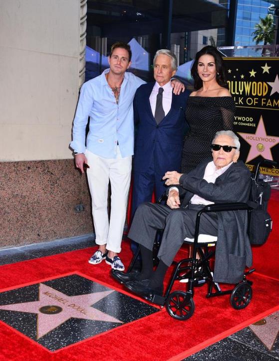 好萊塢黃金時代最后的傳奇 柯克·道格拉斯曾獲奧斯卡終身成就獎