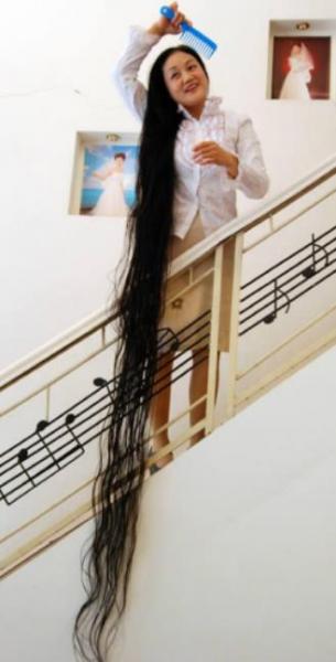世界上頭發最長的女人 謝秋萍靠6米長頭發暴富