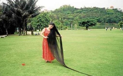 世界上頭發最長的女人 謝秋萍靠6米長頭發暴富