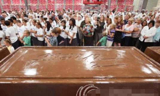 世界上最大的巧克力棒 長6.4米重5.5噸一年吃都不完