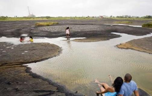 全球最大的瀝青湖 特立尼達瀝青湖被游客用來泡澡