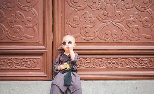 中國最萌小和尚 游客看到都會與他合影 萌翻一萬人