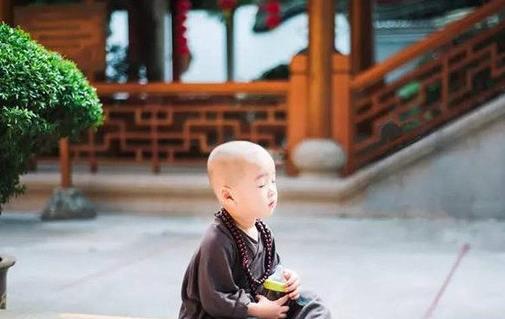 中國最萌小和尚 游客看到都會與他合影 萌翻一萬人