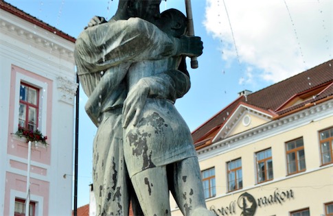 十大最著名的接吻雕塑排行榜 聞名世界的學生之吻愛沙尼亞塔爾圖