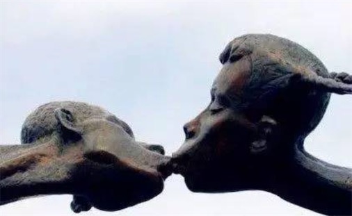 十大最著名的接吻雕塑排行榜 聞名世界的學生之吻愛沙尼亞塔爾圖