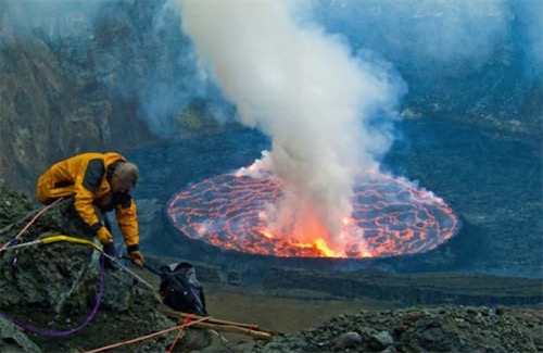 世界上最大的熔巖湖 尼拉貢戈火山坑火山口最大直徑2千米