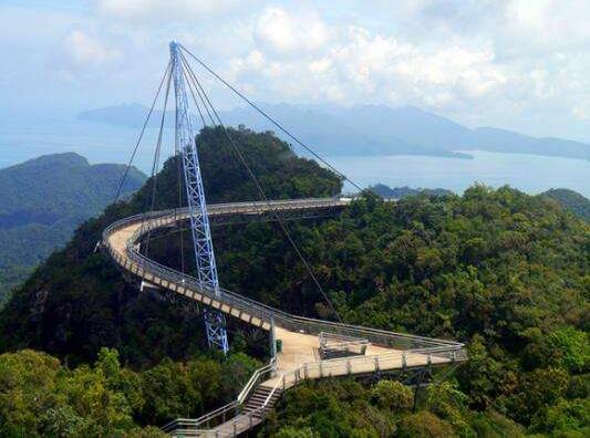 世界最高的觀光橋馬來西亞天空之橋 整個橋被“吊”在海拔687米高空