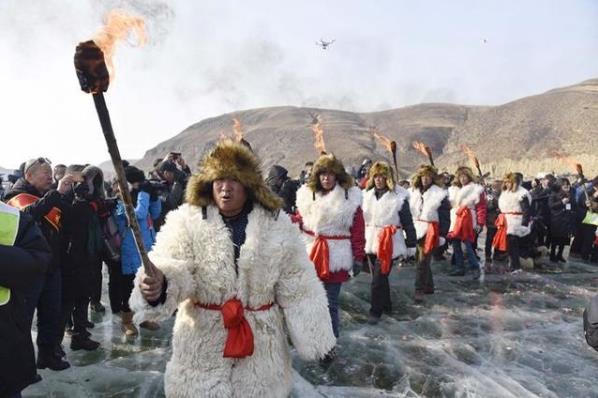 天價!吉林查干湖冬捕 “頭魚”拍出史上最貴價格2966666元