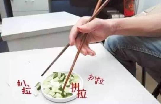 東北飯桌上最招人膈應的十種人:嗦嘍筷子,扒拉菜的,打嗝放屁等