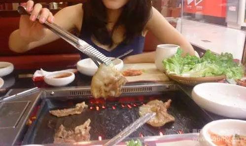 東北飯桌上最招人膈應的十種人:嗦嘍筷子,扒拉菜的,打嗝放屁等