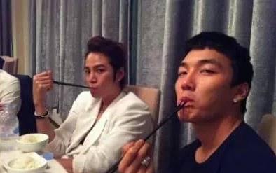 東北飯桌上最招人膈應的十種人:嗦嘍筷子,扒拉菜的,打嗝放屁等