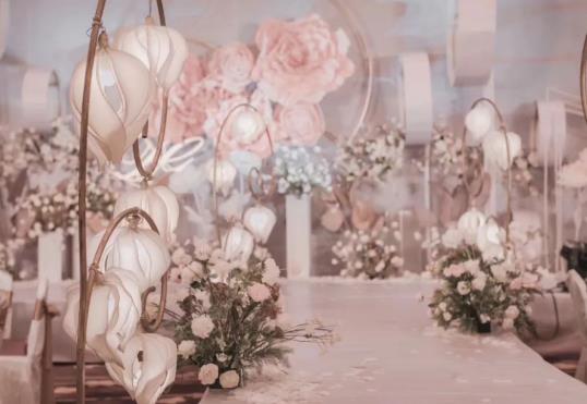 去外地朋友結(jié)婚酒店是自己開嗎?婚禮提前三天才通知還去嗎?