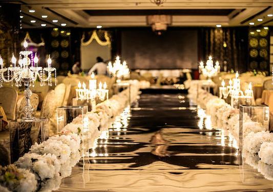 去外地朋友結(jié)婚酒店是自己開嗎?婚禮提前三天才通知還去嗎?