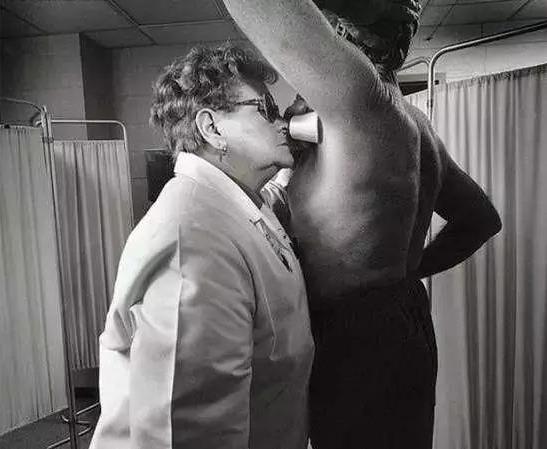 世界上各種罕見最奇葩的職業 工資收入不菲 聞屁師待遇年薪30萬