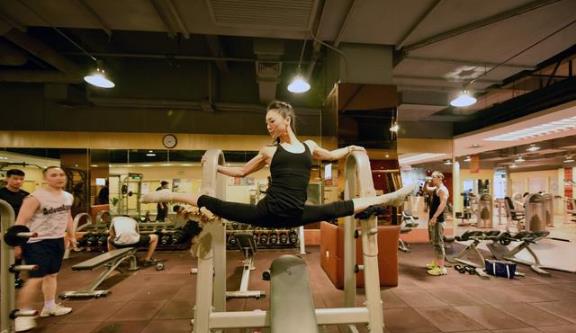 中國(guó)第一柔術(shù)女王劉藤在健身房用器械進(jìn)行身體柔韌度練習(xí),其逆天的柔骨術(shù)令人驚嘆,完爆各路“一字馬”女神。解鎖姿勢(shì)最多的女人