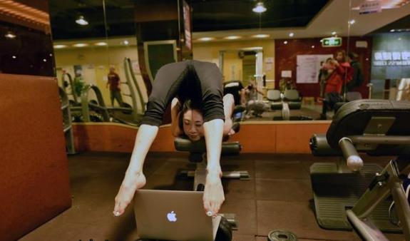 中國(guó)第一柔術(shù)女王劉藤在健身房用器械進(jìn)行身體柔韌度練習(xí),其逆天的柔骨術(shù)令人驚嘆,完爆各路“一字馬”女神。解鎖姿勢(shì)最多的女人