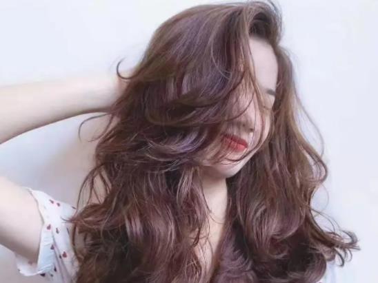 蛋白矯正洗完頭炸毛了怎么辦?頭發(fā)做完蛋白矯正味道大正常嗎