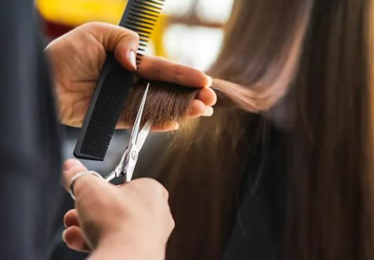 蛋白矯正洗完頭炸毛了怎么辦?頭發(fā)做完蛋白矯正味道大正常嗎