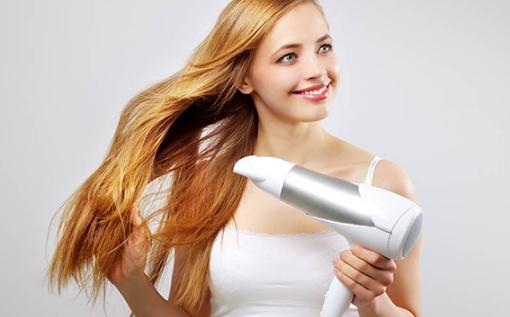 洗完頭吹干頭發先吹發根還是發尾 頭發自然干還是吹干好