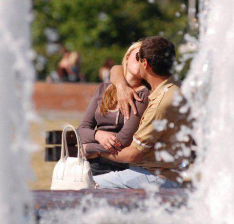 接吻時男人為什么要揉胸?為什么一接吻女人下面就濕了? 接吻時男人為什么要揉胸?為什么一接吻女人下面就濕了?