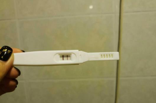 驗(yàn)孕棒一深一淺是什么原因?驗(yàn)孕棒測(cè)懷孕準(zhǔn)不準(zhǔn)