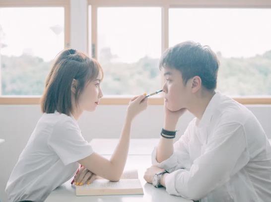 想聯系前任但又不想復合怎么辦?愛上一個忘不了前任的男人怎么辦