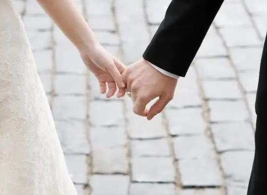 女生主動跟前任提見面可以嗎?男生說忘不了前任是真的忘不了么