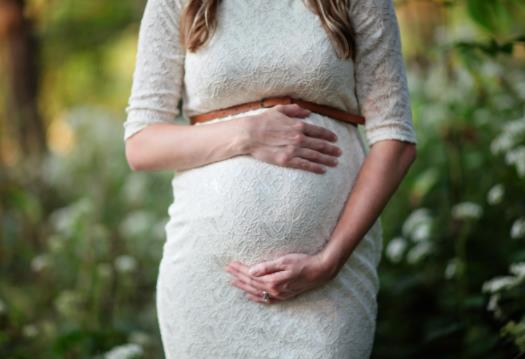懷孕不到3個月肚子顯大是怎么回事?懷孕沒3個月同房沒事吧