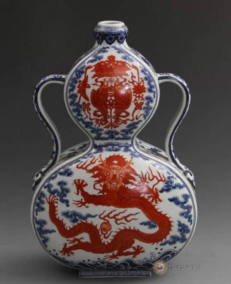 十、清乾隆青花海水紅彩龍紋八吉祥如意耳葫蘆瓶.jpg