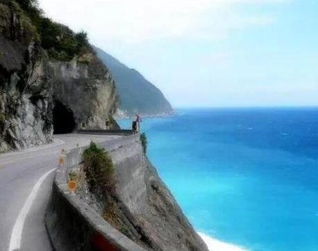 中國十大奇跡工程排行榜,杭州灣跨海大橋第一,掛壁公路第二