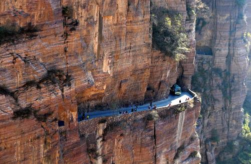 中國十大奇跡工程排行榜,杭州灣跨海大橋第一,掛壁公路第二