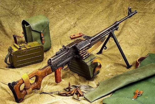 全球五種最厲害的槍械排行榜,AK-47第一,中國經典95式步槍第五