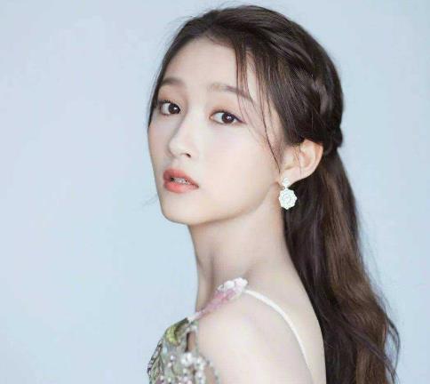 央視評(píng)選演技派新生代四小花旦排行榜,張子楓力壓關(guān)曉彤拿第一!