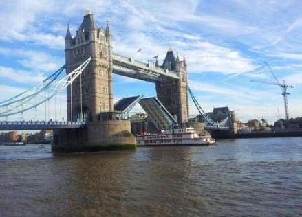 世界七座奇特大橋排名,長沙“中國結(jié)”步行橋此起彼伏