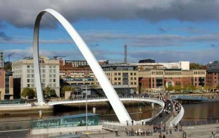 世界七座奇特大橋排名,長沙“中國結(jié)”步行橋此起彼伏