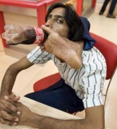 世界上5個身體最軟的人排名,印度男子能從從網球拍穿越!