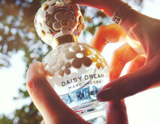 10款最具魅惑力的香水排名,香奈兒5號、YSL黑鴉片最受歡迎